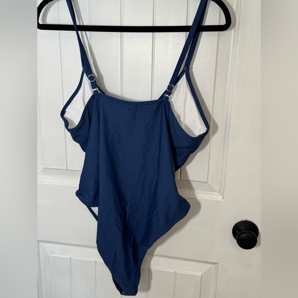 CUPSHE Women's One Piece Swimsuit Tummy Control Plunging V Neck Bathing Suit - Picture 8 of 10